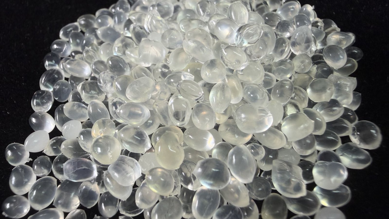 Echtes transparentes NORDFLEX® TPU Granulat (Neuware) von PlastoNord – Makroaufnahme